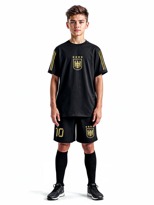 Fußball Deutschland Trikot und Hose mit eigenem Namen personalisiert